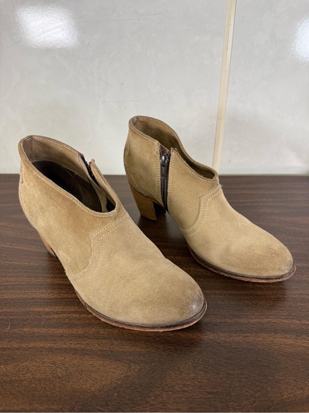 Johnston & Murphy low ankle taupe suede leather bootie zipper size 6.5 Distress